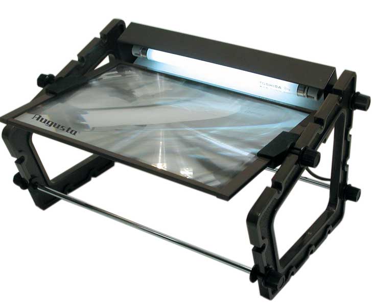 Fresnel magnifier with lamp