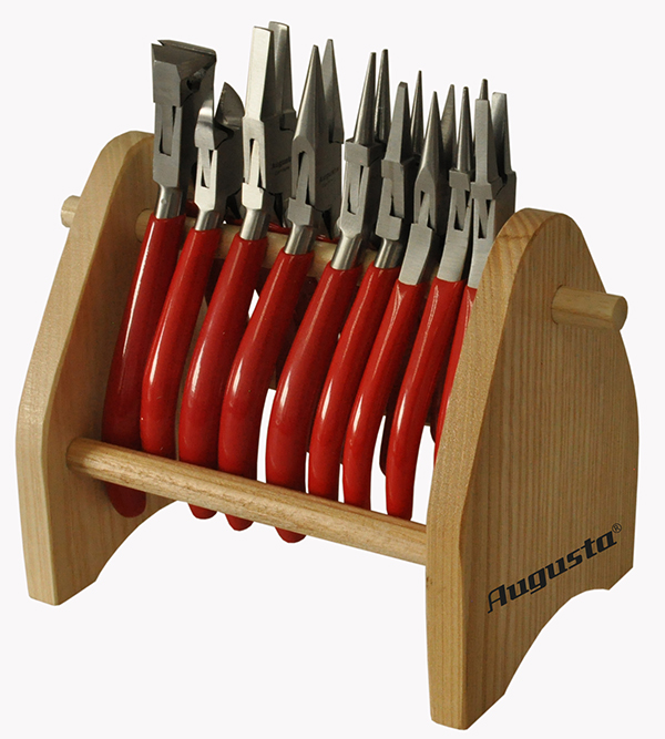 Assortimento di pinze su supporto di legno 
